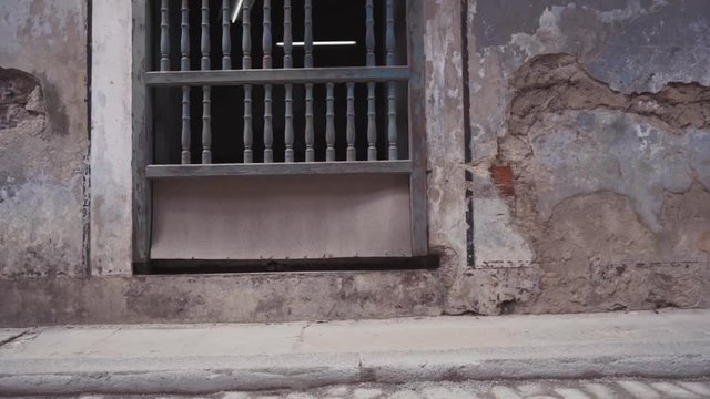 city tour, visit the main attractions of the colonial period in Cuba. The old streets, the main square, the citizens. Life through the eyes of a tourist in Havana.