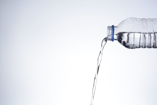 Vertiendo agua de una botella de pl&aacute;stico