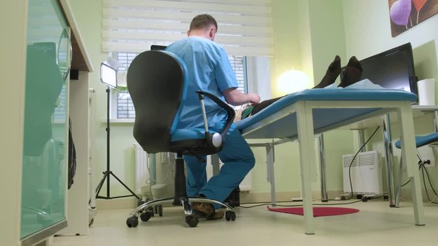 Doctor doing 3d ultrasound on belly of t woman in clinic 4k