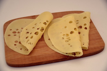 Kesme tahtasında kahvaltılık gravyer peynir