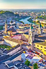 Naklejka premium Widok z lotu ptaka na zabytkowe miasto Salzburg w piękny wieczór