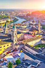 Obraz premium Widok z lotu ptaka na zabytkowe miasto Salzburg o zachodzie słońca, Salzburg