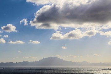 Obraz premium Paisaje de montaña y cielo azul con nubes.