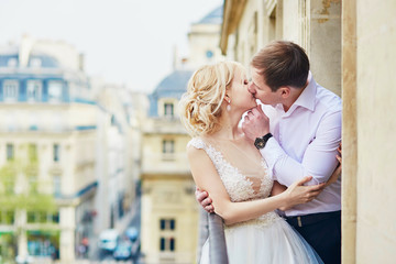 Naklejka premium Bride and groom on their wedding day on the balcony