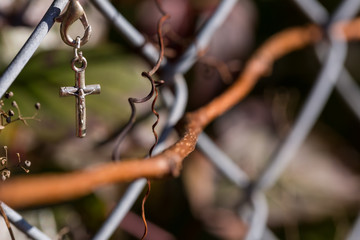 Kreuz am Zaun