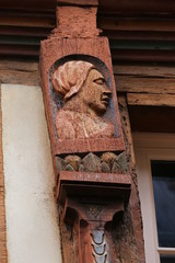 Bustes polychromes en bois du XVIe siècle