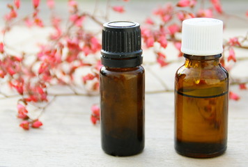 huile essentielle  florale rose,sur fond bois