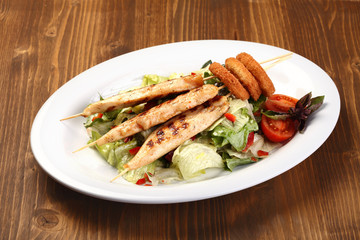 salad with grilled chicken and onion rings