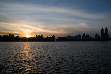 Fototapeta na wymiar Sunset reflects on the lake in Manhattan city