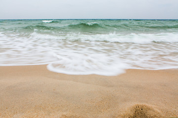 Fototapeta na wymiar Fale na plaży