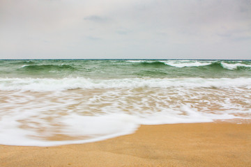 morskie fale na plaży  © Leszek