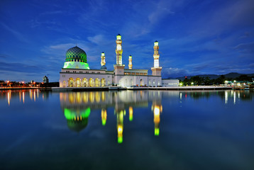 Fototapeta na wymiar Night scene of Kota Kinabalu city Mosque, Sabah Borneo, Malaysia.