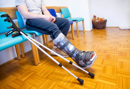Person im Arzt Wartezimmer mit Vakuum Schuh