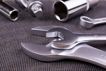 Fototapeta premium Set of wrenches on a metal background.