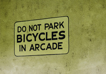 Obraz premium Bicycle Sign in Public Garden