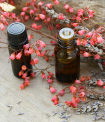 flacons d'huiles essentielles bio,de fleurs,lavande et fleur rose