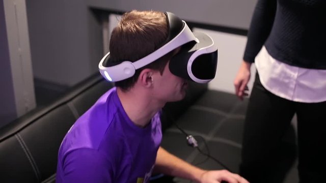 A man puts on a helmet of virtual reality.