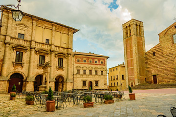 Naklejka premium Widok na miasto Montepulciano w prowincji Siena Toscana Italia, słynącej z czerwonego wina Nobile