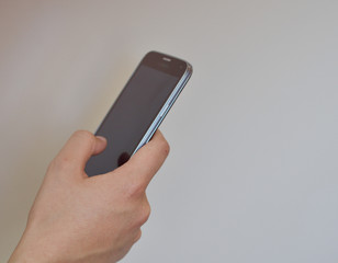 Person benutzt ihr Smartphone