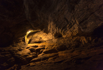 Ахштырская пещера (Большая Казачебродская). Вход и вид изнутри. Стены и своды. Село Казачий Брод, Сочи, Россия.