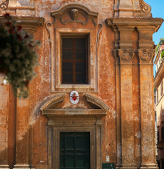 zniszczony  pomarańczowy włoski kościół - wejście 