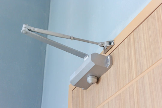 Automatic hydraulic device, leaver hinge door closer holder, detail