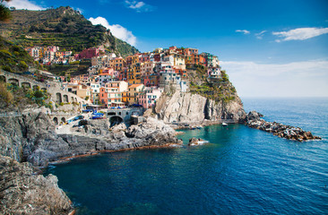 Fototapeta na wymiar picturesque village of Manarola, on the Cinque Terre coast of Italy
