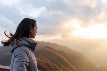 Fototapeta premium Traveler looking Mount Hangetsuyama during sunset
