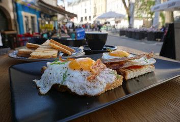 fried eggs with crispy bacon on toast