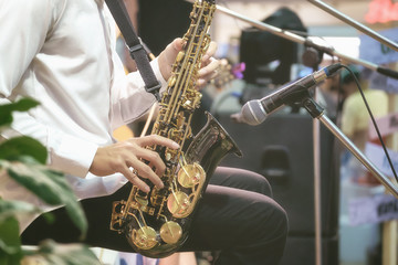 Musicians are using saxophone for live music.
