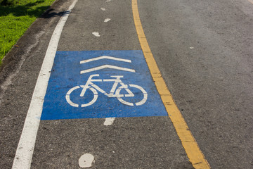 Fototapeta premium sign of bike lane in the park
