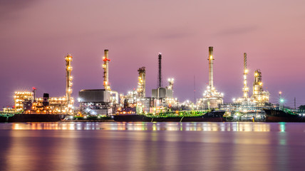 Obraz na płótnie Canvas oil refinery on sunset