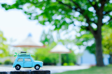 自動車の模型と自然の緑