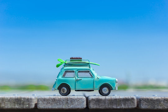 Fototapeta 自動車の模型と自然の緑