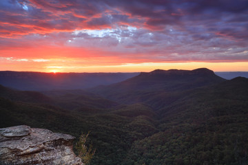 Obraz premium Sunrise views over Jamison Valley to Mount Solitary Australia