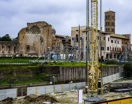 A crane built for the construction of the Metro line in ROME stands out in the immediate vicinity of the Coliseum