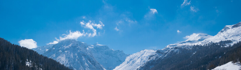 Fototapeta na wymiar Schneebedeckte Berge und Wolkenhimmel im Winter
