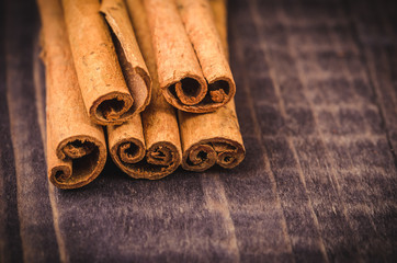 cinnamon on a dark table/cinnamon on a dark wooden table