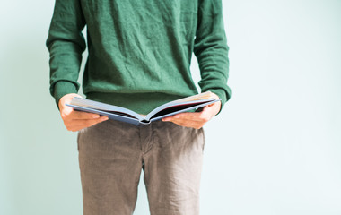 本を読む男性