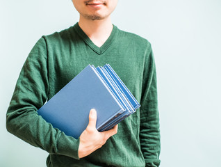 本を持つ男性