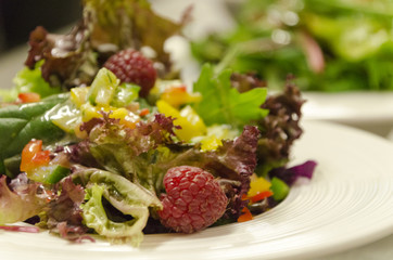 Fototapeta na wymiar Gemischter Feldsalat mit Himbeeren / Mixed Salad with Raspberrys