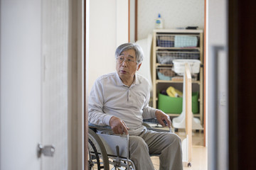 車椅子の老人