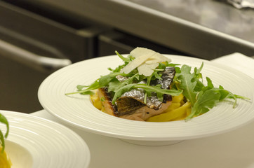 Lachsfilet mit Rucola und Parmesan auf Fettuccine / Salmon filet with argula and parmesan on fettuccine pasta