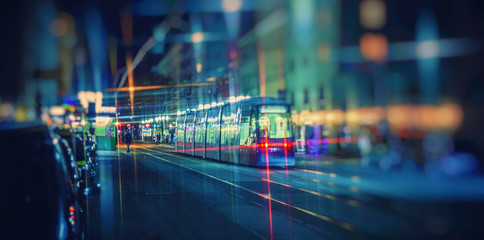 Fototapeta premium nocny tramwaj w mieście, kolorowy prawie ruch uliczny w mieście