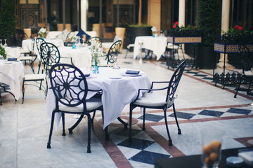 Fototapeta na wymiar Beautifully set tables in a restaurant. Interior