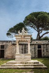 Fototapeta na wymiar Historischer Brunnen. Kloster in der Region Lecce, Apulien