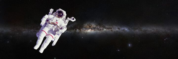 Naklejka premium Astronaut in front of the beautiful Milky Way galaxy