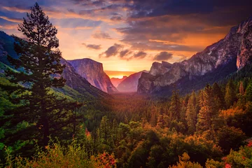  Uitzicht op de Yosemite-tunnel bij zonsopgang © Paul