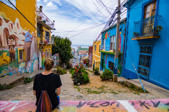 Junge hübsche Frau auf einer bunten Straße in Valparaiso / Chile