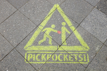 warning symbol pickpockets on the ground